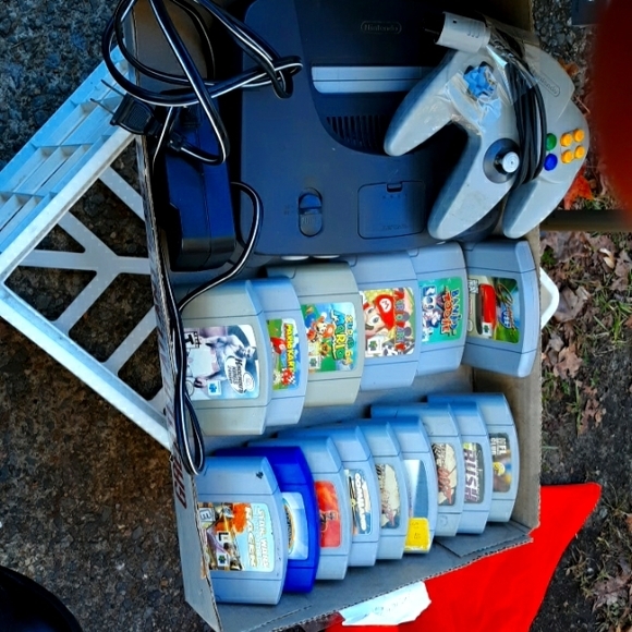 N64 w/ 15 games - Picture 1 of 2